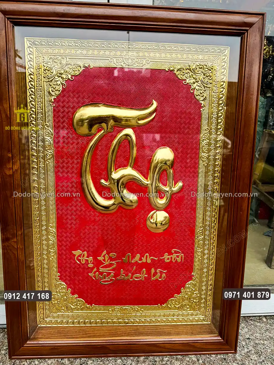 Nền tranh sơn đỏ v&ocirc; c&ugrave;ng nổi bật